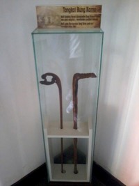 Inilah tongkat yang dipergunakan oleh Presiden Pertama RI, Ir. Soekarno yang menjadi ciri khasnya. Sudah demikian melekat di ingatan traveler, bahwa dimana Bung Karno berdiri, pasti beliau akan ditemani oleh dua tongkat kesayangannya ini (Wahyu/detikTravel)