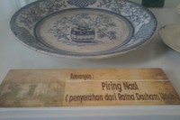 Selain koleksi benda-benda kesayangan, perangkat makan dari keramik yang pernah digunakan oleh Bung Karno pun disimpan di sini. Piringnya ada yang penuh hiasan, dan ada pula yang polos (Wahyu/detikTravel)