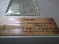 Bahkan, surat keterangan kawin antara Bung Karno dengan Ibu Inggit Garnasih pun ada. Sebelum dibuang ke Ende memang Bung Karno sudah tercatat telah menikahi Ibu Inggit. Saat dibuang ke Ende pun, Ibu Inggit dengan setia menamani Bung Karno (Wahyu/detikTravel)