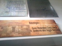 Namun sayang, kesetiaan Ibu Inggit tidak terbalas. Pernikahan mereka berakhir ketika Bung Karno meminta izin untuk menikah lagi. Ibu Inggit yang tidak mau dimadu, akhirnya meminta cerai dari Bung Karno. Surat cerainya pun tersimpan di Rumah Pengasingan Bung Karno di Ende (Wahyu/detikTravel)