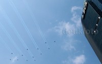 Pesawat TNI melakukan manuver dalam rangka memeriahkan peringatan HUT ke-70 RI.
