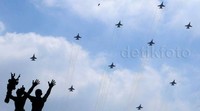 Pesawat tempur TNI melintas di atas kawasan Bundaran HI.