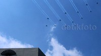 Sebayak 13 pesawat TNI membentuk formasi.
