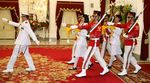 Upacara Penurunan Bendera Merah Putih di Istana