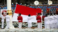 Paskibraka memberikan penghormatan.