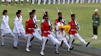 Rani Noerinsan bertugas sebagai pembawa baki bendera merah putih yang telah diturunkan.