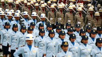 Prajurit TNI maupun Polri mengikuti upacara penurunan bendera merah putih.