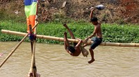 Para peserta berusaha saling menjatuhkan lawan untuk memenangkan perlombaan.