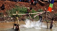 Permainan ini sangat mengandalkan keseimbangan. Apabila tidak seimbang, mereka akan jatuh dan tercebur ke sungai.