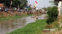 Perlombaan itu tidak hanya ditonton warga sekitar, tapi juga oleh pengendara yang tengah melintas.