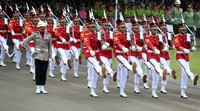     Komandan Paskibraka penaikan bendera adalah AKP Arthur Sameaputty. Dia menjabat sebagai Kasiops Sat I Gegana Korbrimob Polri.