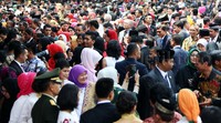 Para undangan berbincang usai upacara HUT ke-70 RI.
