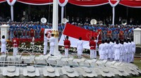 Paskibraka mengibarkan bendera merah putih.