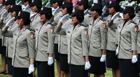Peserta upacara memberikan penghormatan saat bendera merah putih dikibarkan.