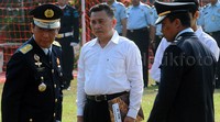 Kepala Lapas Cipinang Sutrisman (kiri) didaulat sebagai inspektur upacara.