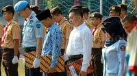 Peserta upacara mengheningkan cipta.