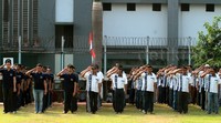 Para narapidana memberikan penghormatan saat bendera merah putih dikibarkan.