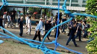 Para narapidana meninggalkan lapangan Lapas Cipinang usai mengikuti upacara HUT ke-70 RI.