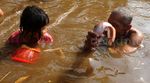 Lomba Tangkap Lele di Saluran Irigasi