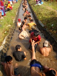 Lomba menangkap lele diikuti ratusan warga.