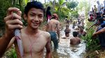 Lomba Tangkap Lele di Saluran Irigasi