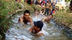 Lomba Tangkap Lele di Saluran Irigasi