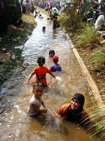 Lomba Tangkap Lele di Saluran Irigasi
