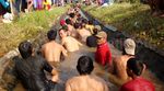 Lomba Tangkap Lele di Saluran Irigasi
