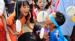 Serunya Lomba Makan Kerupuk di Bekasi