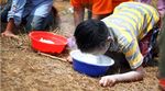 Serunya Lomba Makan Kerupuk di Bekasi