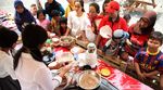 Serunya Lomba Makan Kerupuk di Bekasi