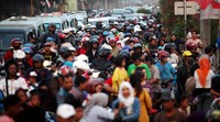 Arus lalu lintas macet panjang. Kemacetan disebabkan karena ramainya warga yang menonton perlombaan 17 Agustus.