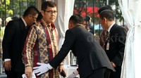 Para tamu mengantre di pintu pemeriksaan.