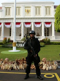 TNI bersenjata lengkap juga disiagakan di istana.