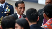 Jokowi menyapa warga yang menghadiri upacara penurunan bendera.