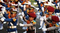 Aksi anak-anak dalam pentas seni sebelum upacara penurunan bendera.