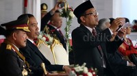 Jokowi menyaksikan pentas seni.