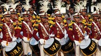 Aksi marching band dari akademi kepolisian.