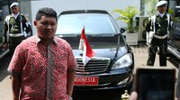 Seorang tamu foto-foto di depan mobil 'Indonesia 1' usai upacara HUT ke-70 RI.