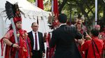 Tamu Upacara HUT RI Selfie di Depan Istana