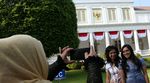 Tamu Upacara HUT RI Selfie di Depan Istana