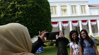 Dua orang tamu foto bersama di depan Istana Negara sebelum upacara HUT ke-70 RI.