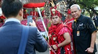 Seorang tamu foto bersama dengan penari sebelum upacara HUT ke-70 RI.