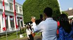 Tamu Upacara HUT RI Selfie di Depan Istana