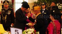 Jokowi menyerahkan nasi tumpeng kepada veteran. Nasi tumpeng ini diberikan sebagai bentuk rasa terima kasih atas jasa veteran kepada negara.