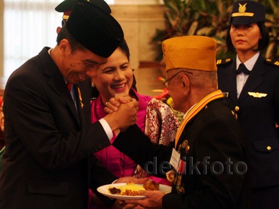 Peringati HUT RI, Jokowi Tumpengan Bersama Veteran