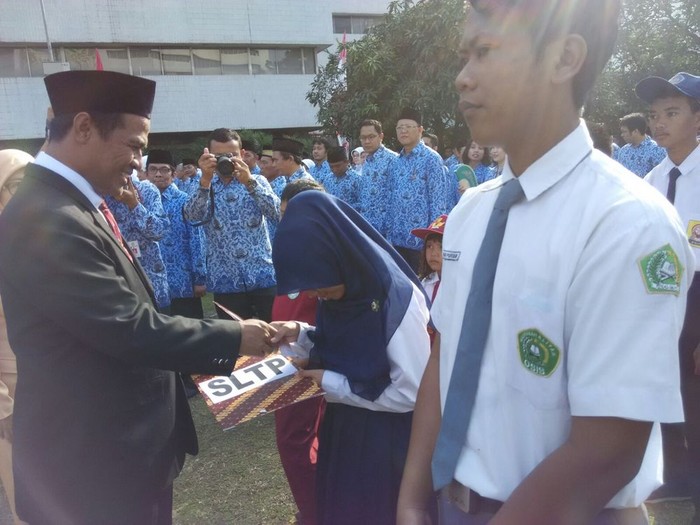 Amran Pimpin Upacara HUT ke-70 RI di Kementan dan Beri Beasiswa