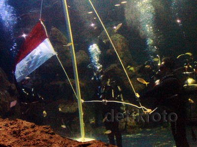 Chua Kotak Kibarkan Merah Putih di Dalam Air