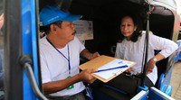 Sebelum berkeliling menggunakan bajaj, Rini menyempatkan diri berbincang dengan Suardi.