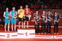 Berdiri paling tinggi di podium kemenangan. Hendra/Ahsan menjadi ganda putra terbaik dunia 2015.